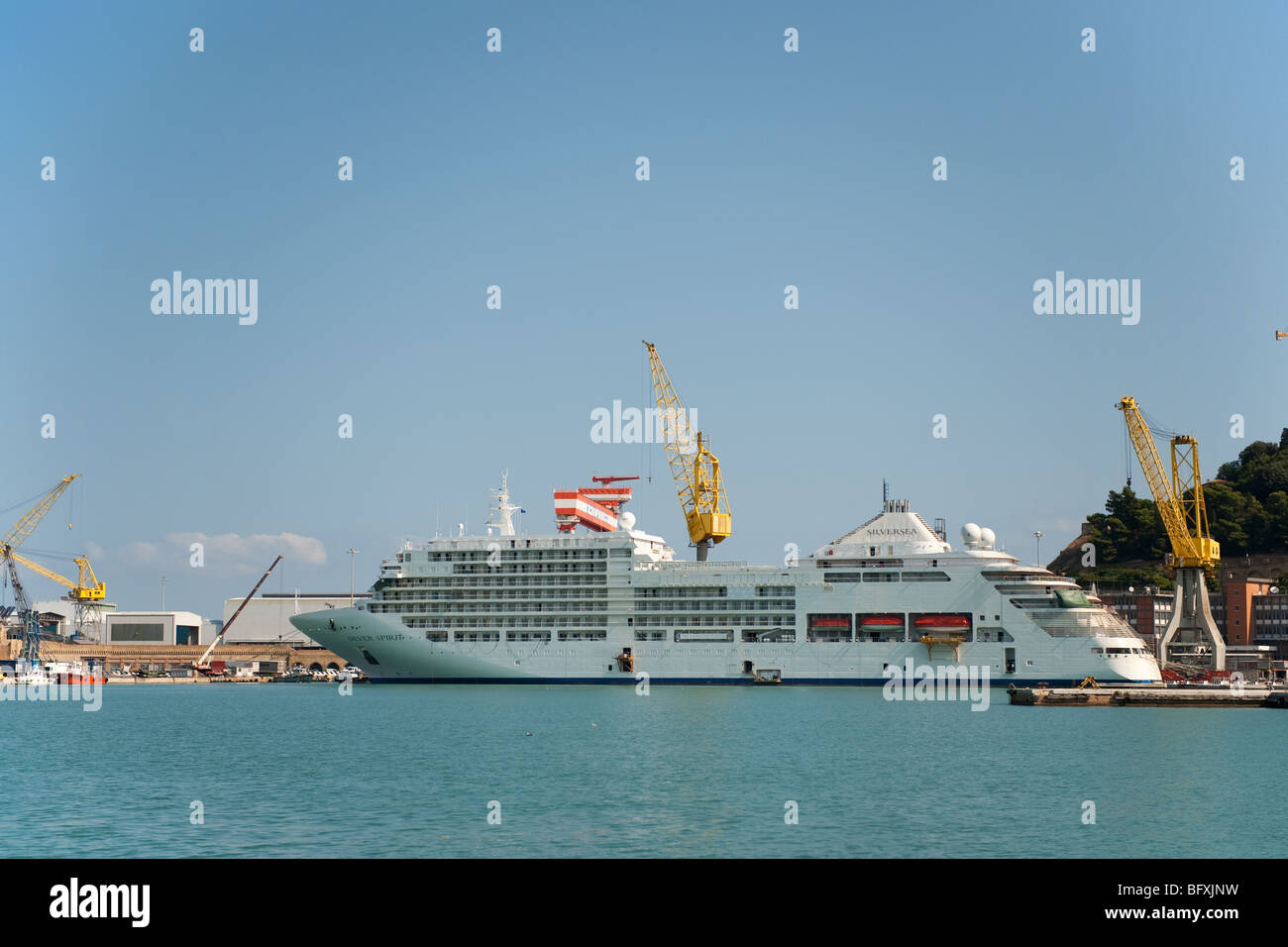 Port italien Ancona avec de grands navires de croisière ou de traversier de passagers Banque D'Images