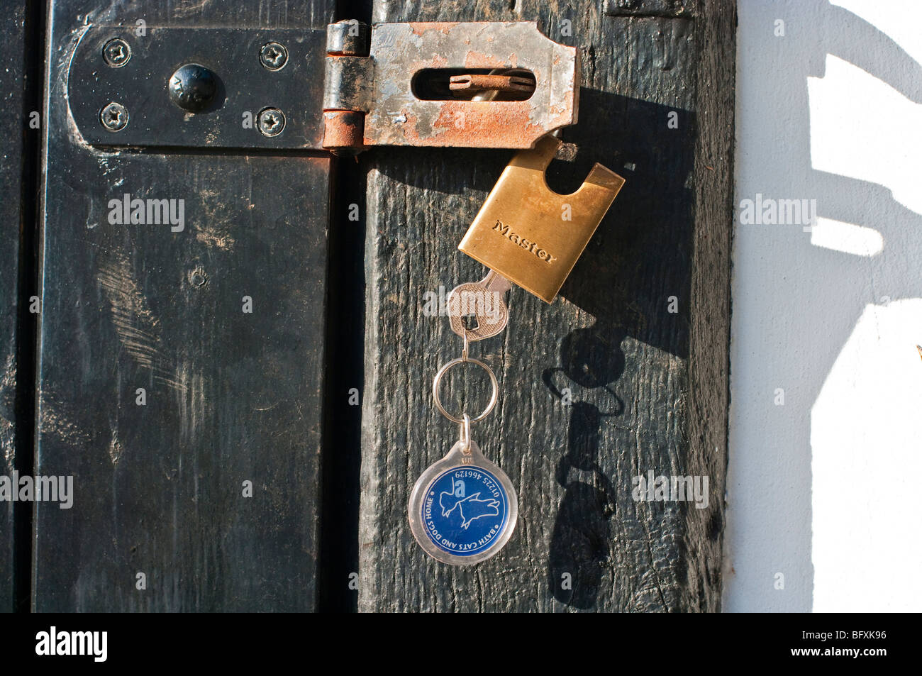 Cadenas déverrouillé avec clé présent invitant vol si laissé sans surveillance Banque D'Images