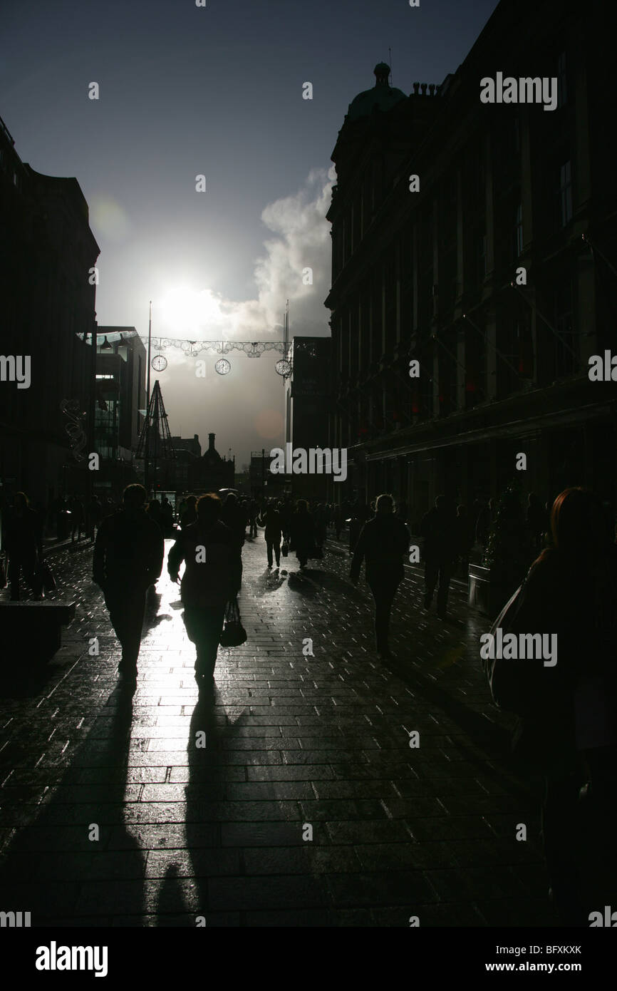 Ville de Glasgow, en Écosse. Silhouette d'avis de consommateurs et les navetteurs de Glasgow Buchanan Street. Banque D'Images