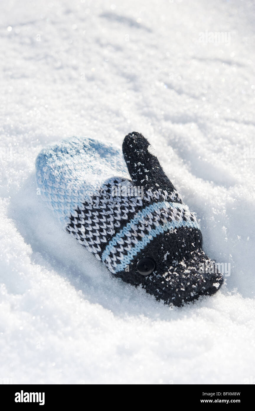Moufle dans la neige Photo Stock - Alamy