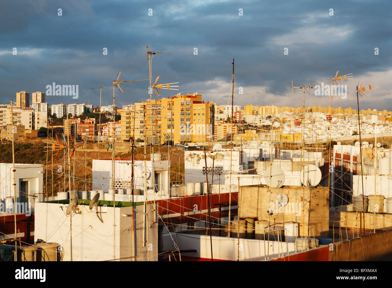 Vue sur les toits de la ville truffée d'antenne TV au lever du soleil. Las Palmas, Gran Canaria. Banque D'Images