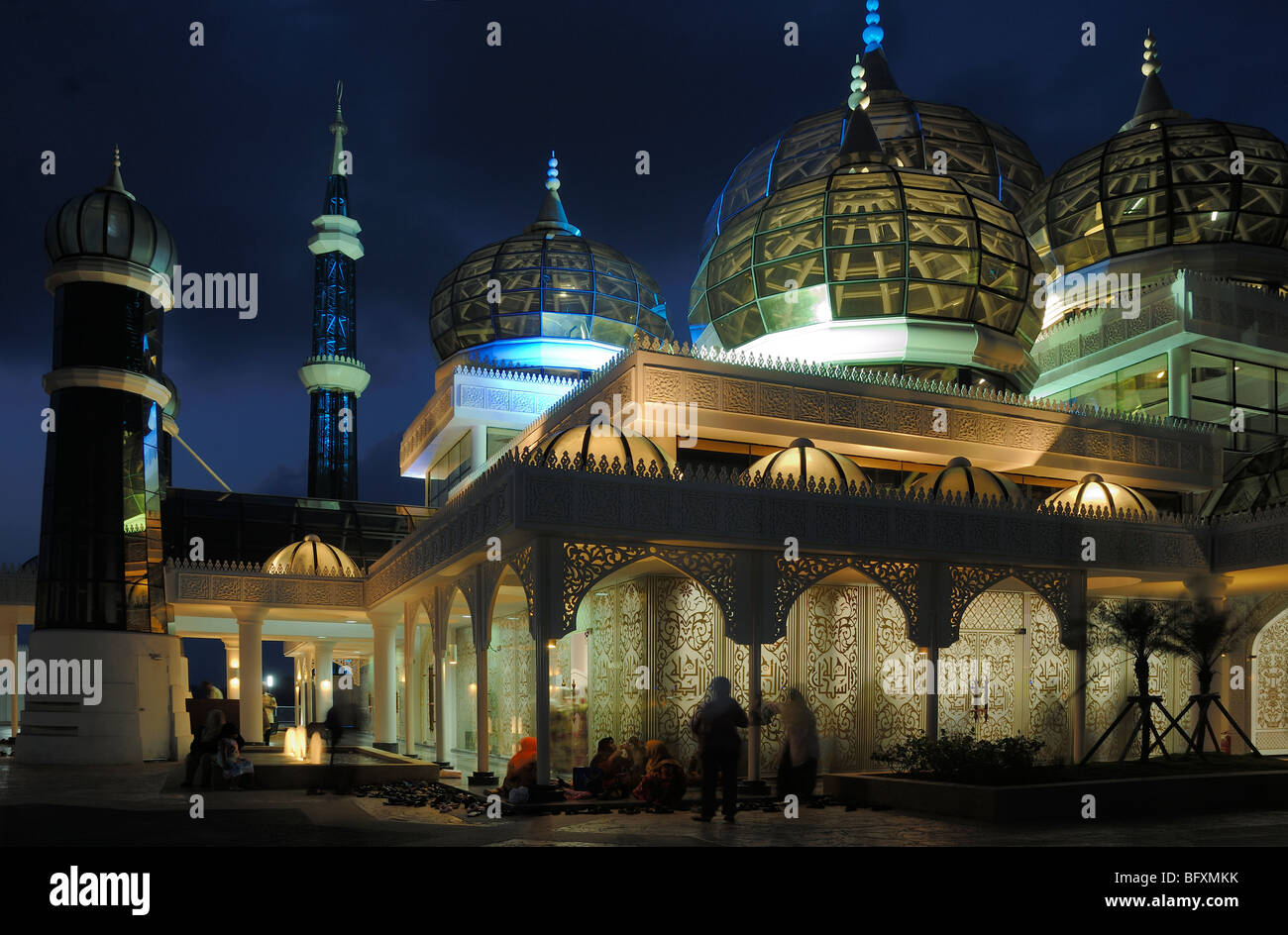 Mosquée éclairée, lumières nocturnes ou nuit à la Mosquée transparente en cristal de verre (2006-08) ou Masjid Kristal, Kuala Terengganu, Malaisie Banque D'Images