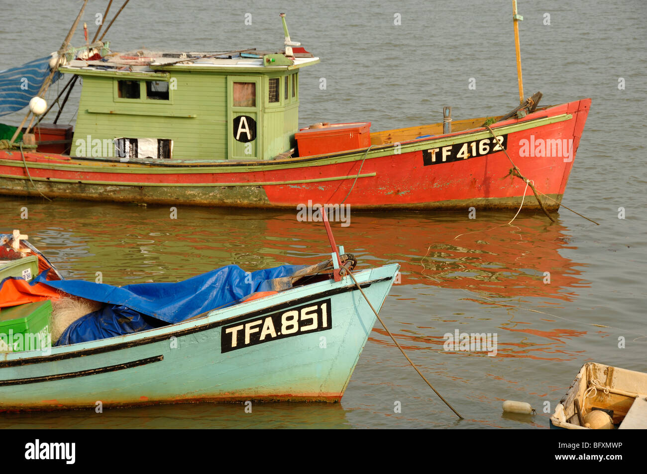 En bois coloré colorés ou bateaux de pêche sur la rivière Terengganu Kuala Terengganu, Malaisie, Banque D'Images