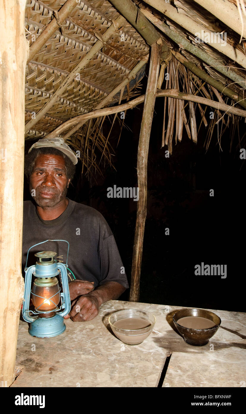 Intérieur de kava bar, avec bols de kava sur le bar. Veuillez cliquer ici pour plus de détails. Banque D'Images