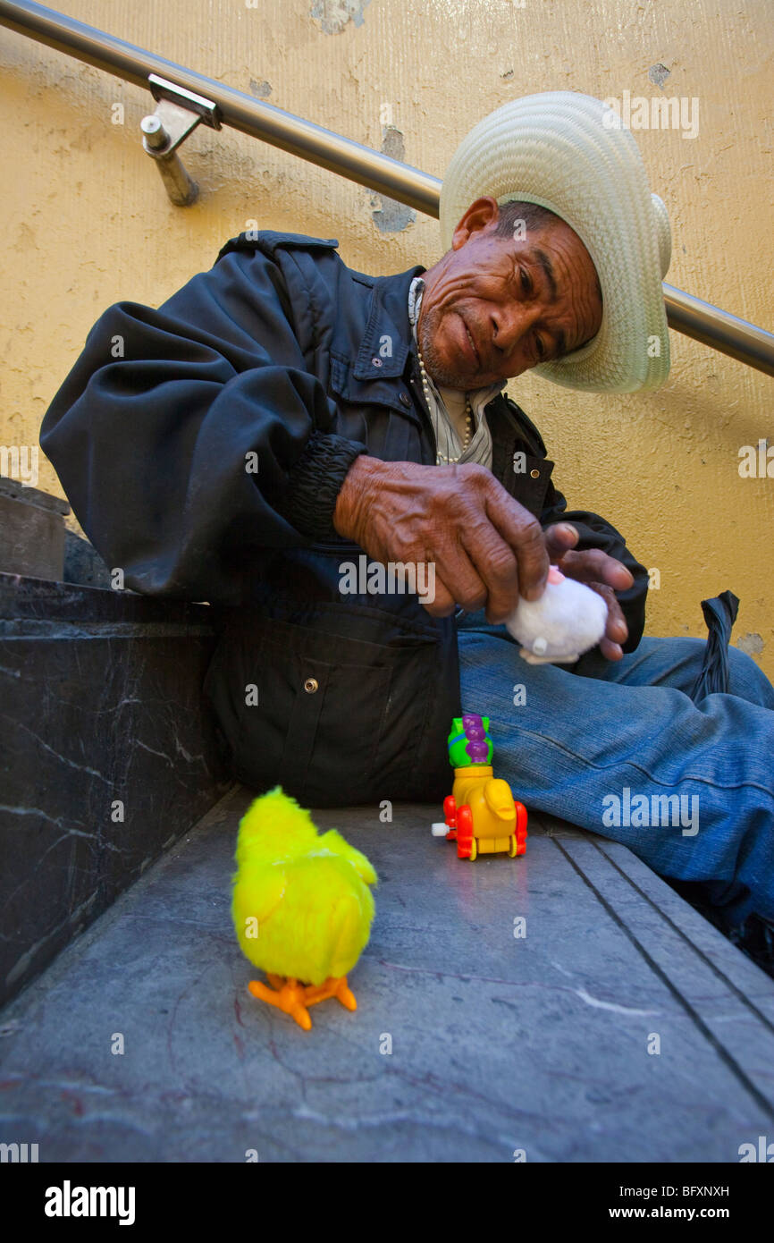 Vieil homme vendant des jouets de petite puissance dans la ville de Mexico Banque D'Images