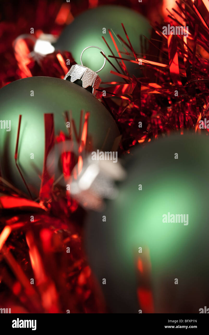 Bal de Noël vert sur le rouge tresse. aRGB. Banque D'Images