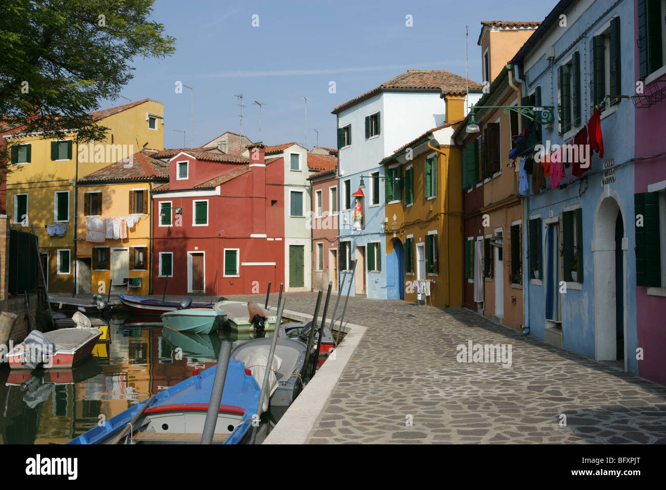 Venise, Burano, canal, maisons colorées et des bateaux et de lavage Banque D'Images