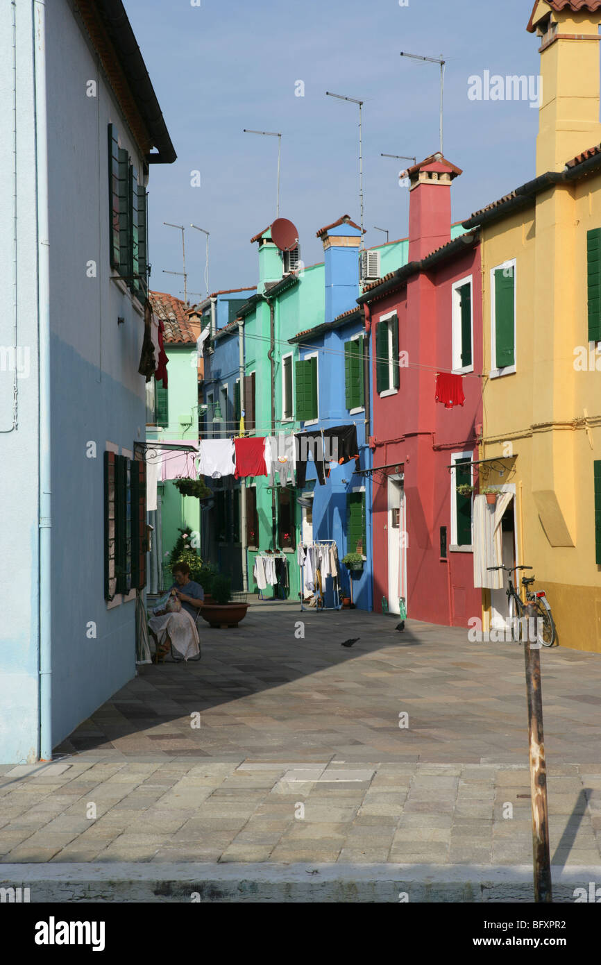 Venise, Burano, terrasse colorée de maisons avec lave-sur rue Banque D'Images