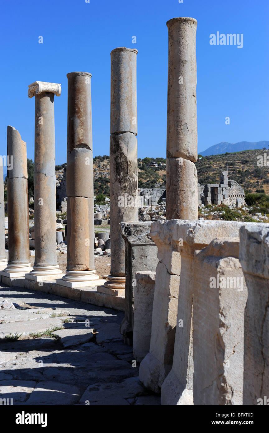 La façon dont la ligne de colonnes antiques dans les ruines de Patara Banque D'Images