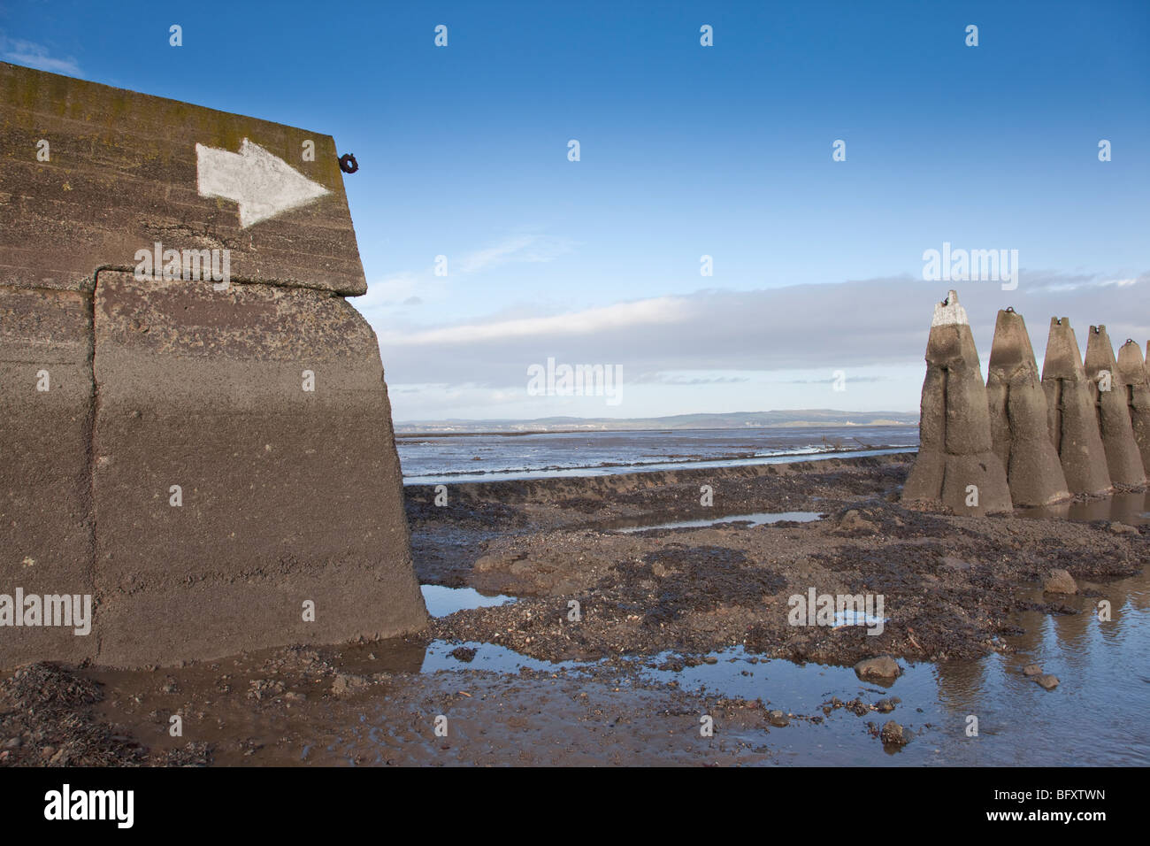 Dans l'écart de la flèche de la défense, Cramond Island causeway Banque D'Images