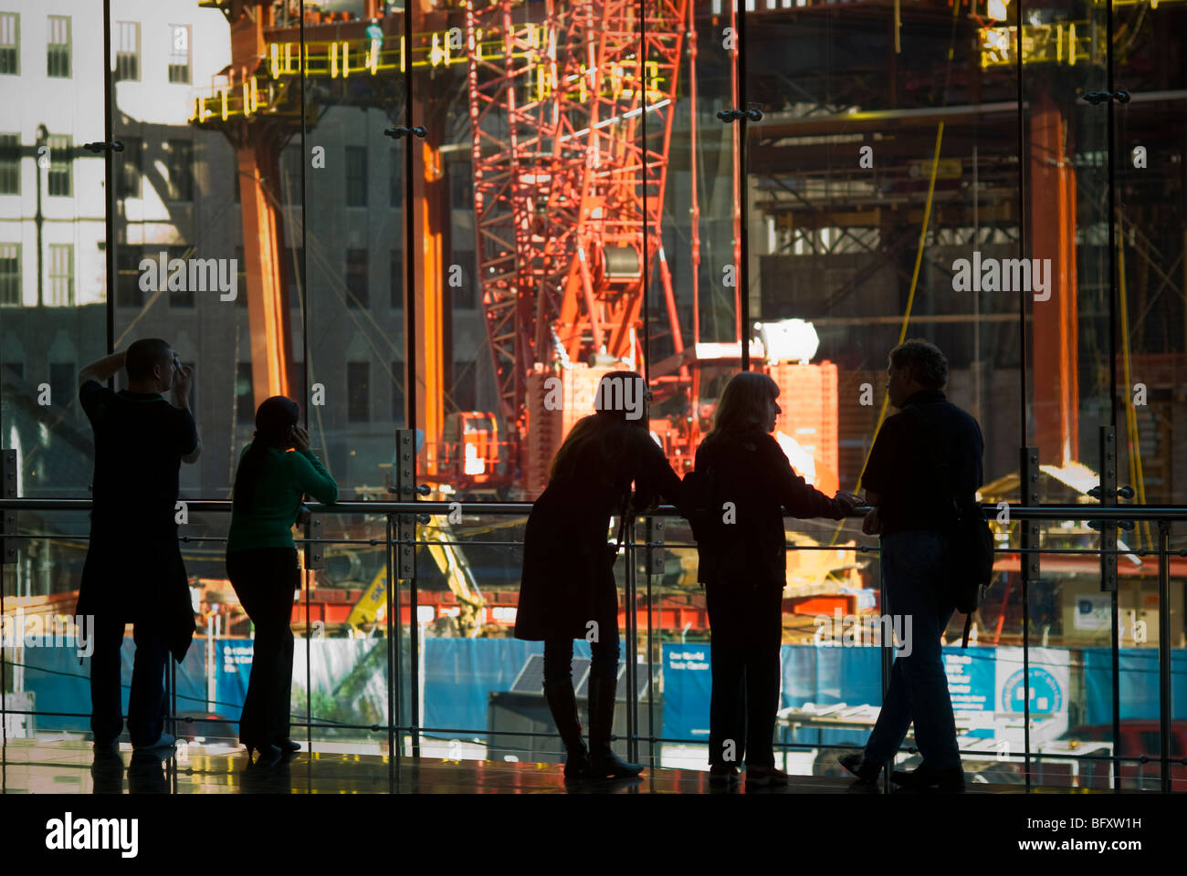 Les visiteurs du World Financial Center voir la construction de la tour de la liberté, centre, à Ground Zero à New York Banque D'Images