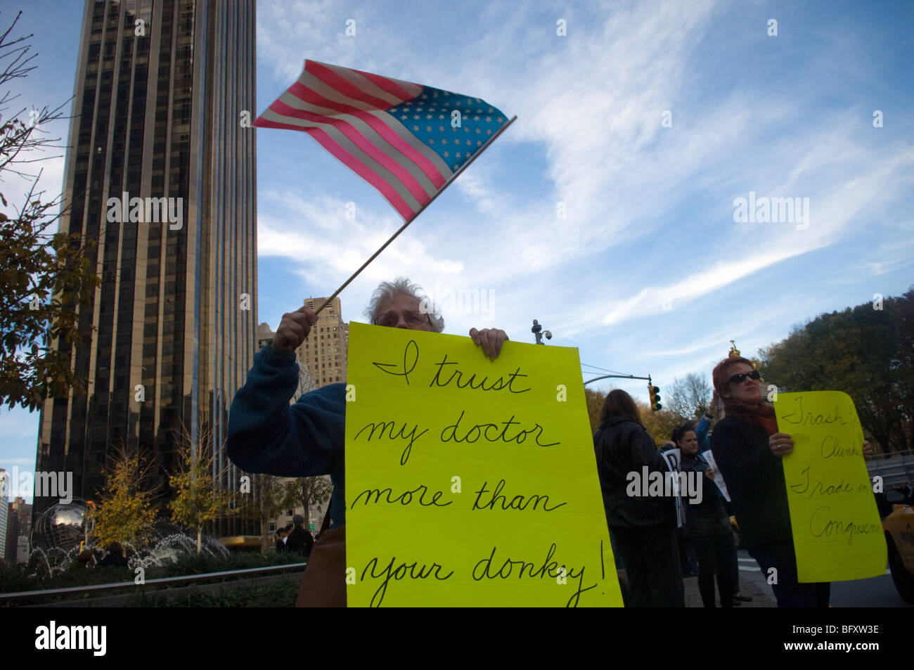 Les adversaires de la réforme des soins de santé rassemblement à Columbus Circle à New York Banque D'Images