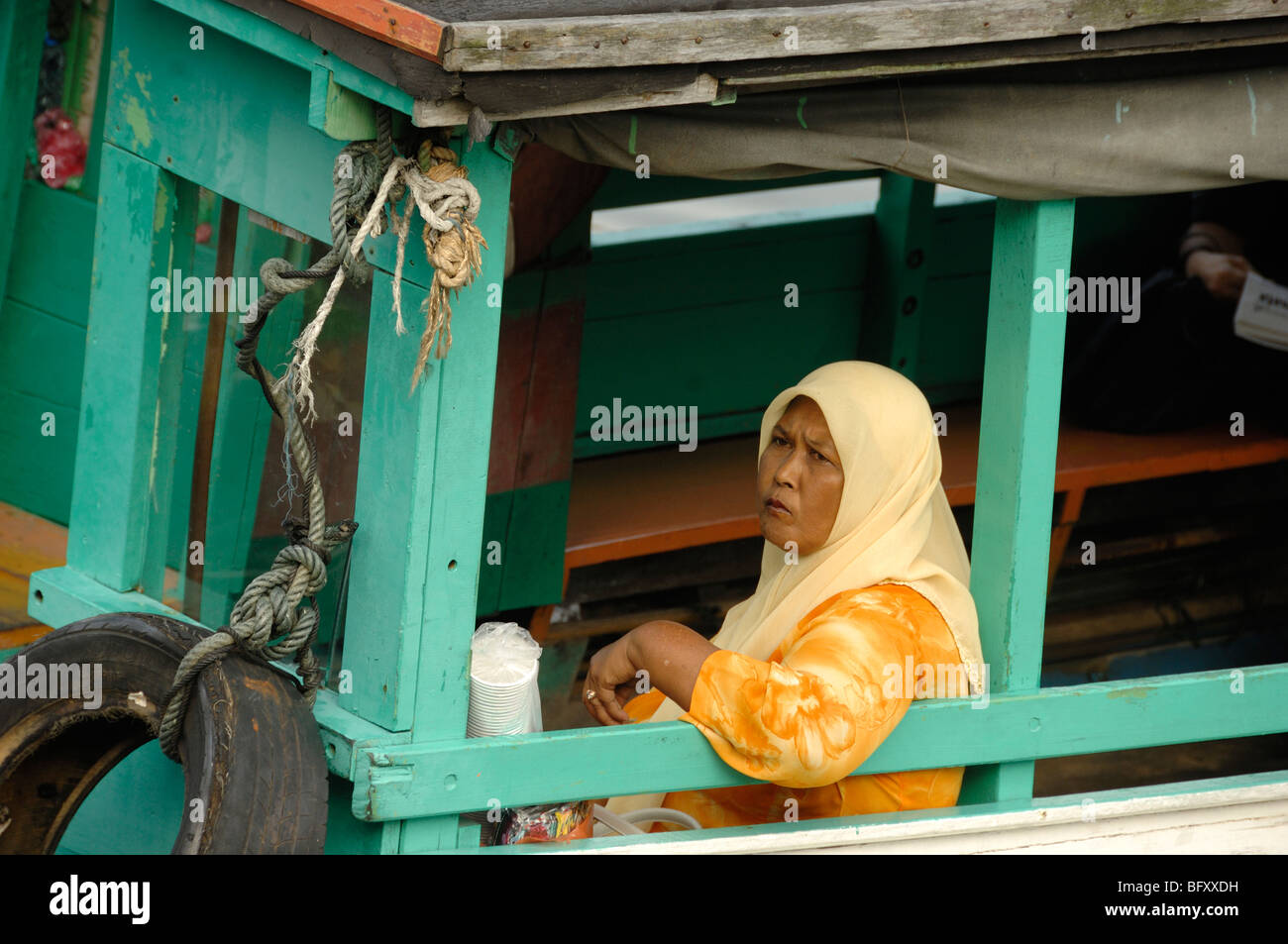 Le malais de Malaisie ou femme musulmane portant Foulard sur un ferry à Kuala Terengganu, Malaisie Banque D'Images