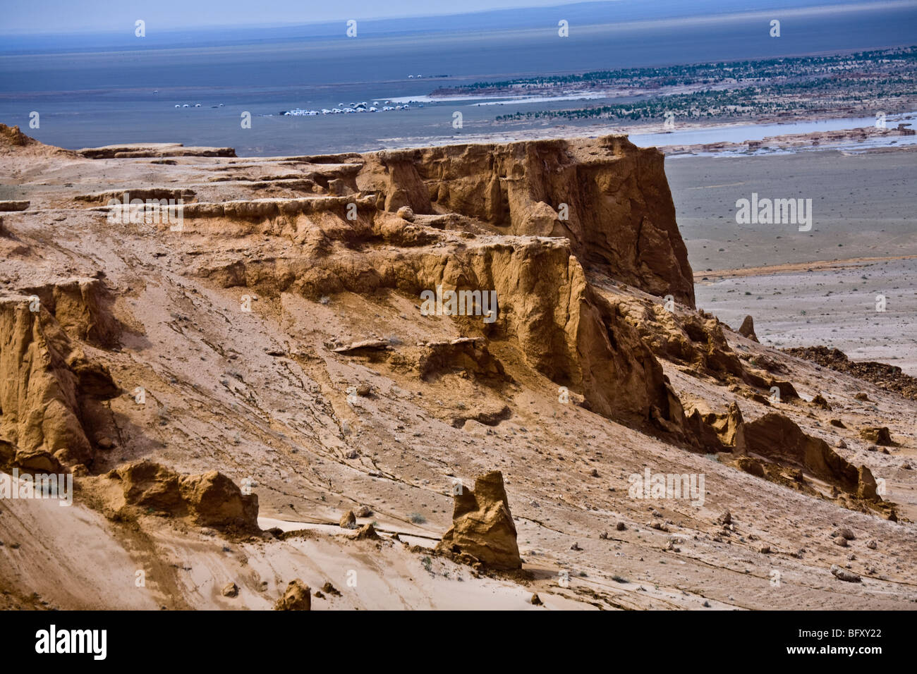 Similaire à la robuste le red rock canyon de la sud-ouest des États-Unis, le Flaming Cliffs de Bayanzag Gobi Mongolie Asie Banque D'Images