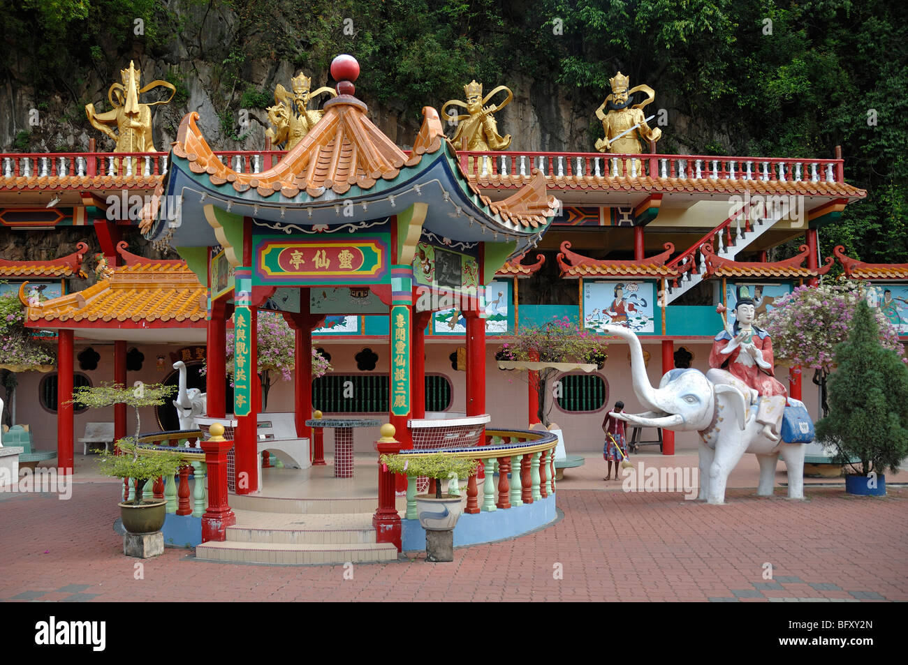 Kiosque de jardin chinois coloré à l'intérieur de la cour du Tao chinois Ling Sen Tong ou temple de grotte taoïste, Ipoh, Perak, Malaisie Banque D'Images