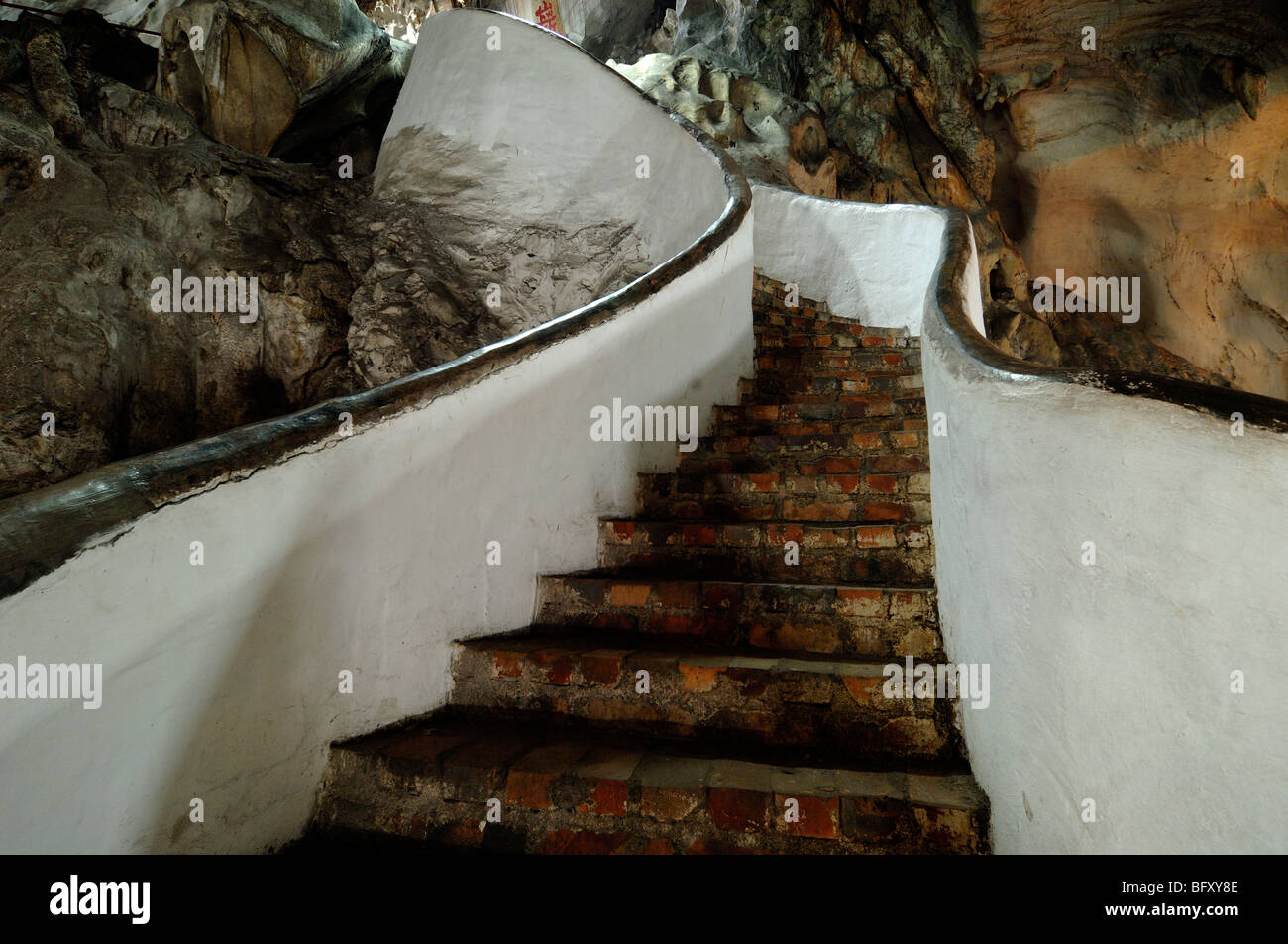 Escaliers, marches, un escalier ou un escalier intérieur le Perak Tong Grotte Chinois Tao Taoïste ou temple, Ipoh, Perak, Malaisie Banque D'Images