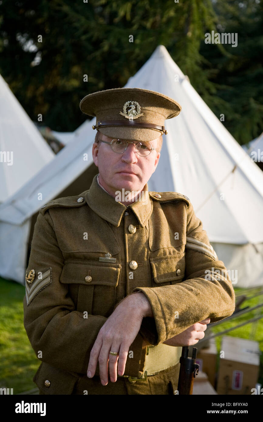 Richard Knight, historien et fournisseur d'uniformes de l'armée britannique authentique et l'équipement des deux guerres mondiales. Banque D'Images