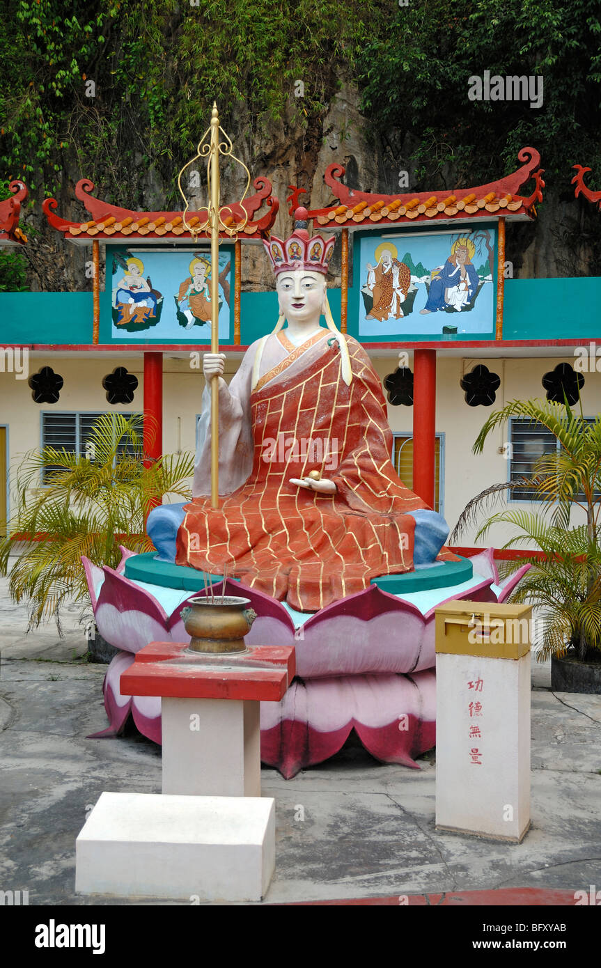 Statue du Bouddha assise sur la feuille de Lotus ou fleur de Lotus au temple chinois de Tao de Ling Sen Tong ou temple de grotte taoïste, Ipoh, Perak, Malaisie Banque D'Images