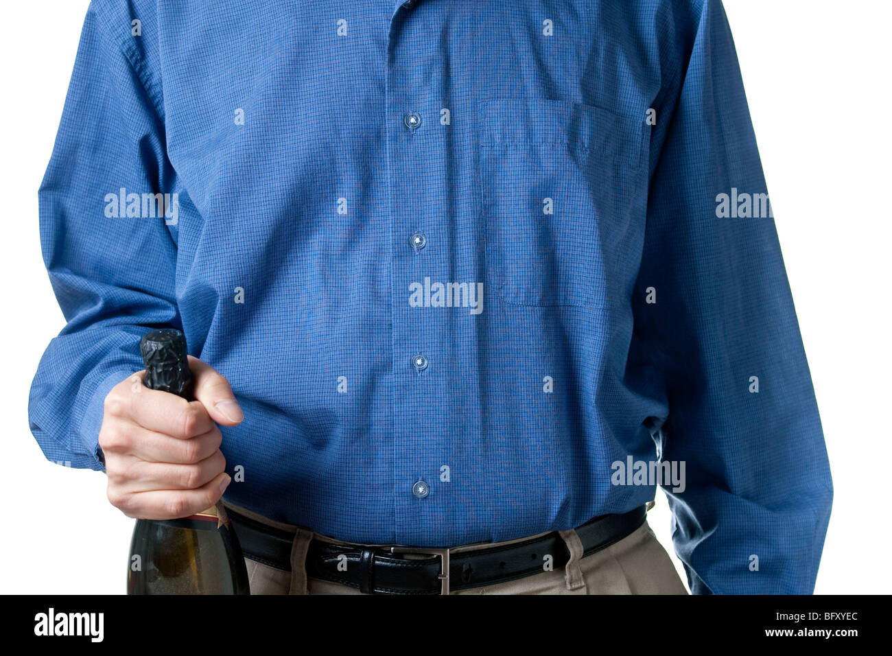 Libre de la section intermédiaire d'un homme portant une chemise bleu, tenant une bouteille de champagne poussiéreux, isolé sur blanc. Banque D'Images