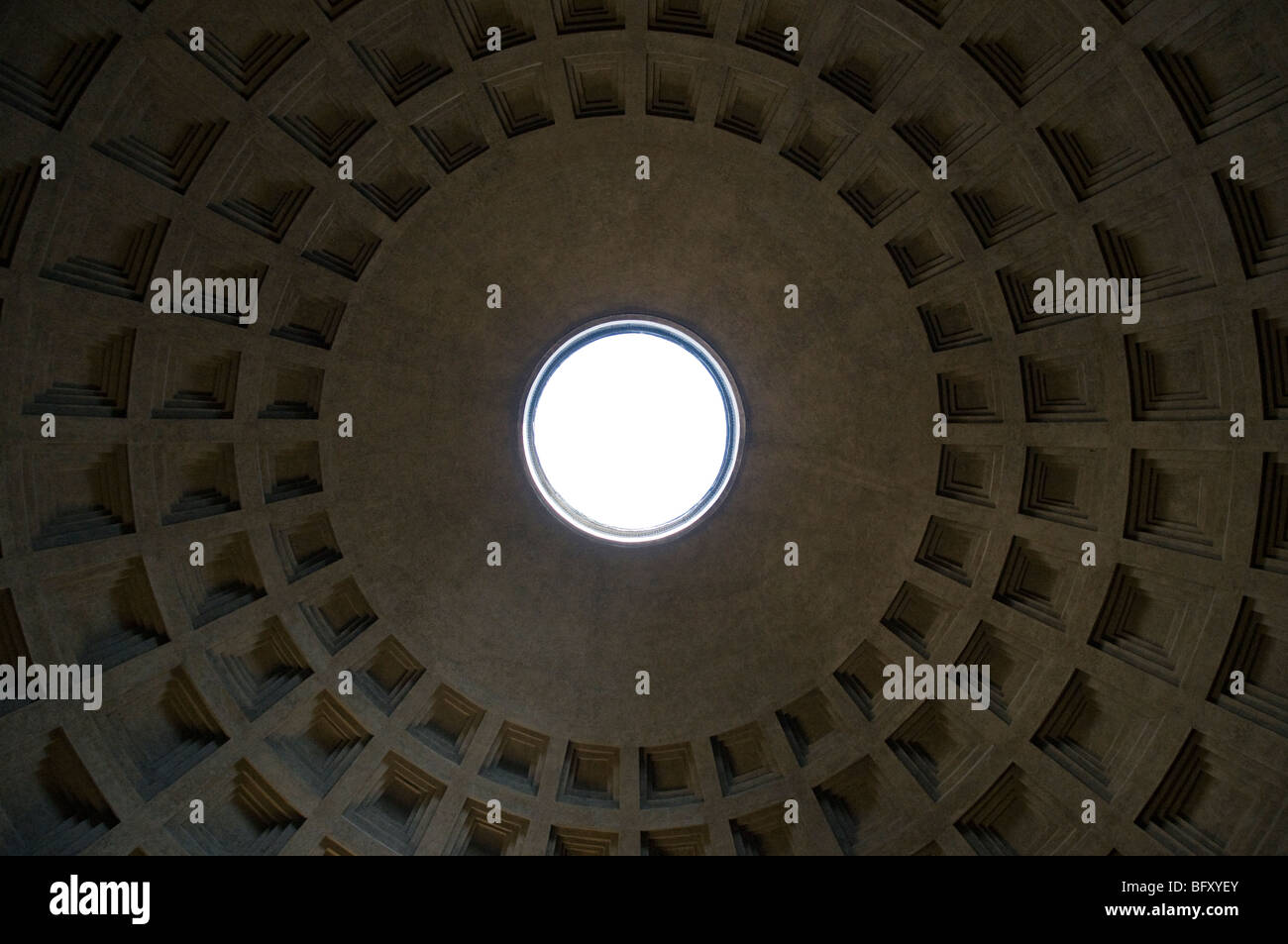 L'oculus de la célèbre Panthéon de Rome Banque D'Images