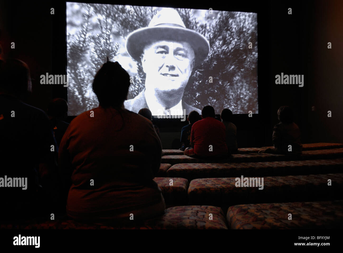 Les visiteurs de la petite Maison Blanche à Warm Springs, GÉORGIE, regarder un film sur la vie de RAD Banque D'Images