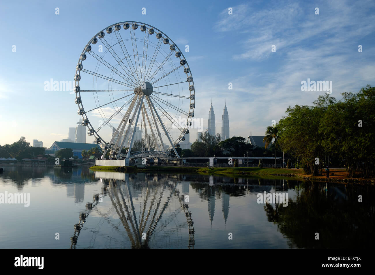 City Skyline avec Petronas Towers & Eye On Malaysia Ferris Wheel, Titiwangsa Lake Gardens, Kuala Lumpur, Malaisie Banque D'Images