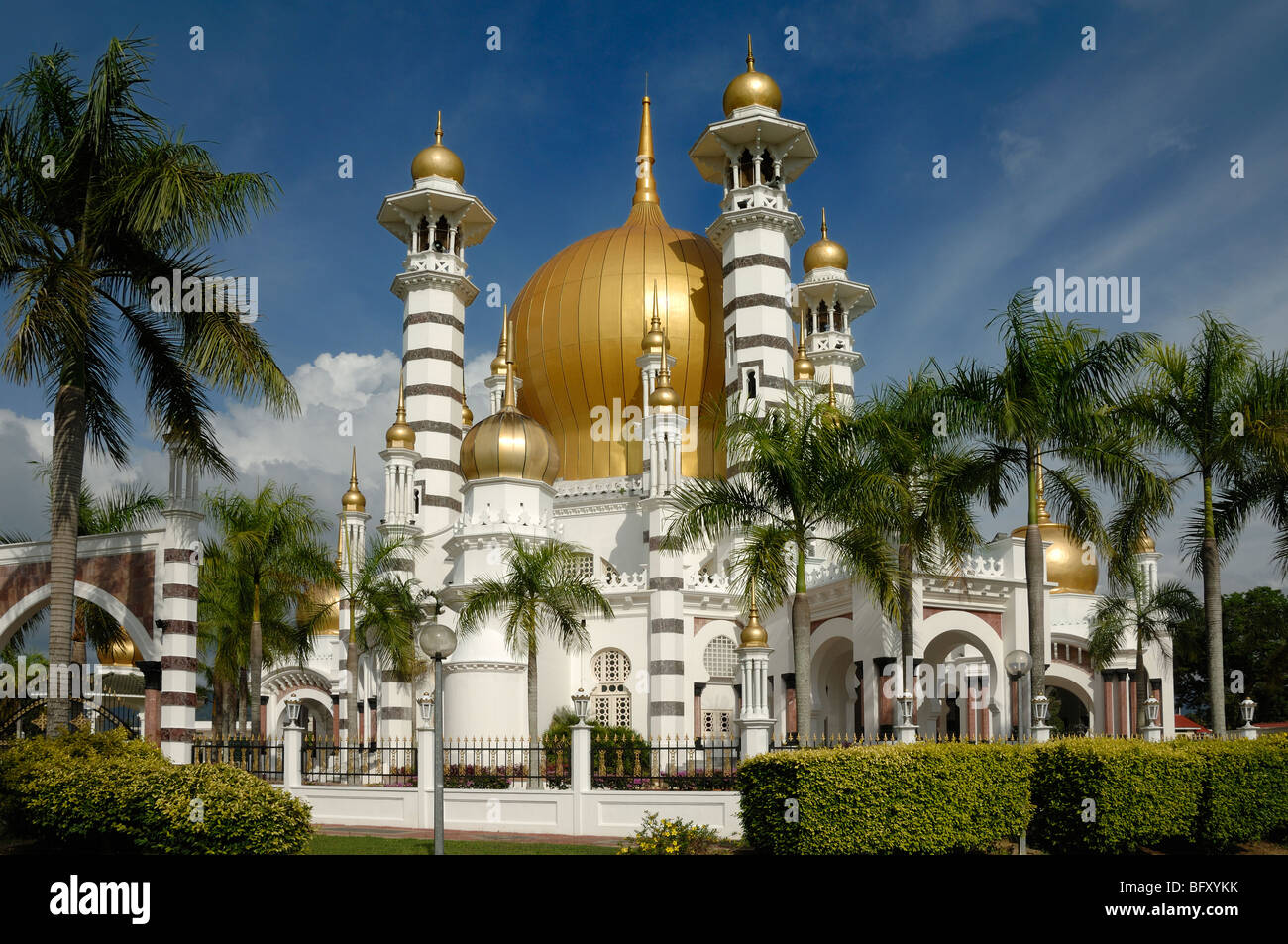 Dôme d'or et minarets de la mosquée royale Masjid Ubudiah ou Ubudiah (1917) d'Arthur Benison Hubback encadrés par des palmiers Kuala Kangsar, Perak, Malaisie Banque D'Images