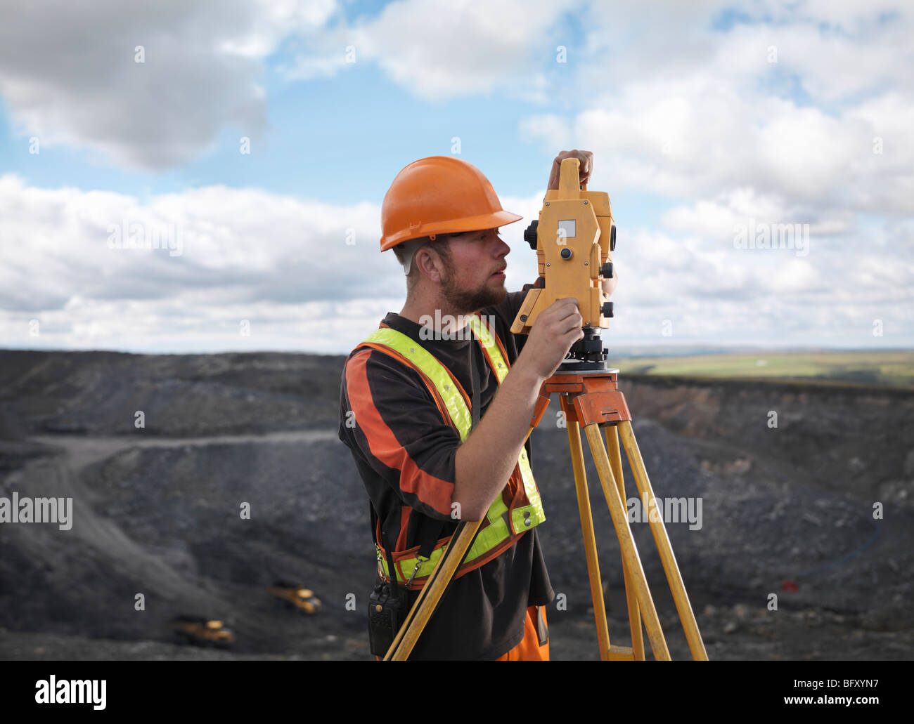 Mineur de charbon avec de l'équipement d'Arpentage Banque D'Images