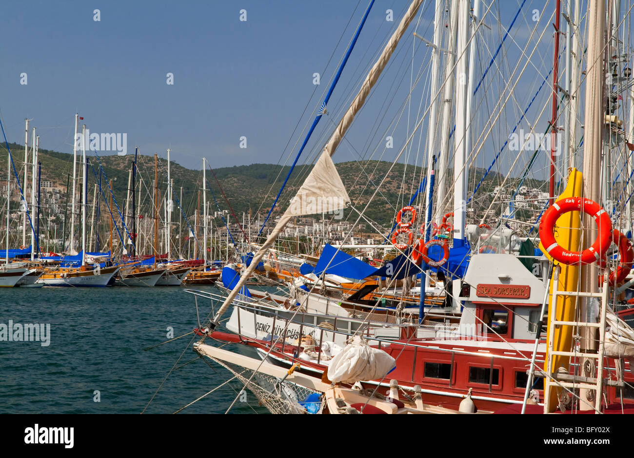 Vue sur les bateaux et yachts à voile coloré dans le port de Bodrum, dans l'ouest de la Turquie Banque D'Images