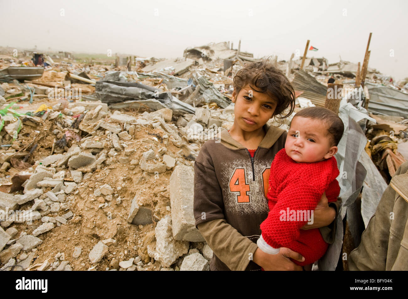 Les enfants au reste de leur maison détruite en janvier, l'offensive militaire israélienne dans la région de Jebaliya, nord de la bande de Gaza Banque D'Images