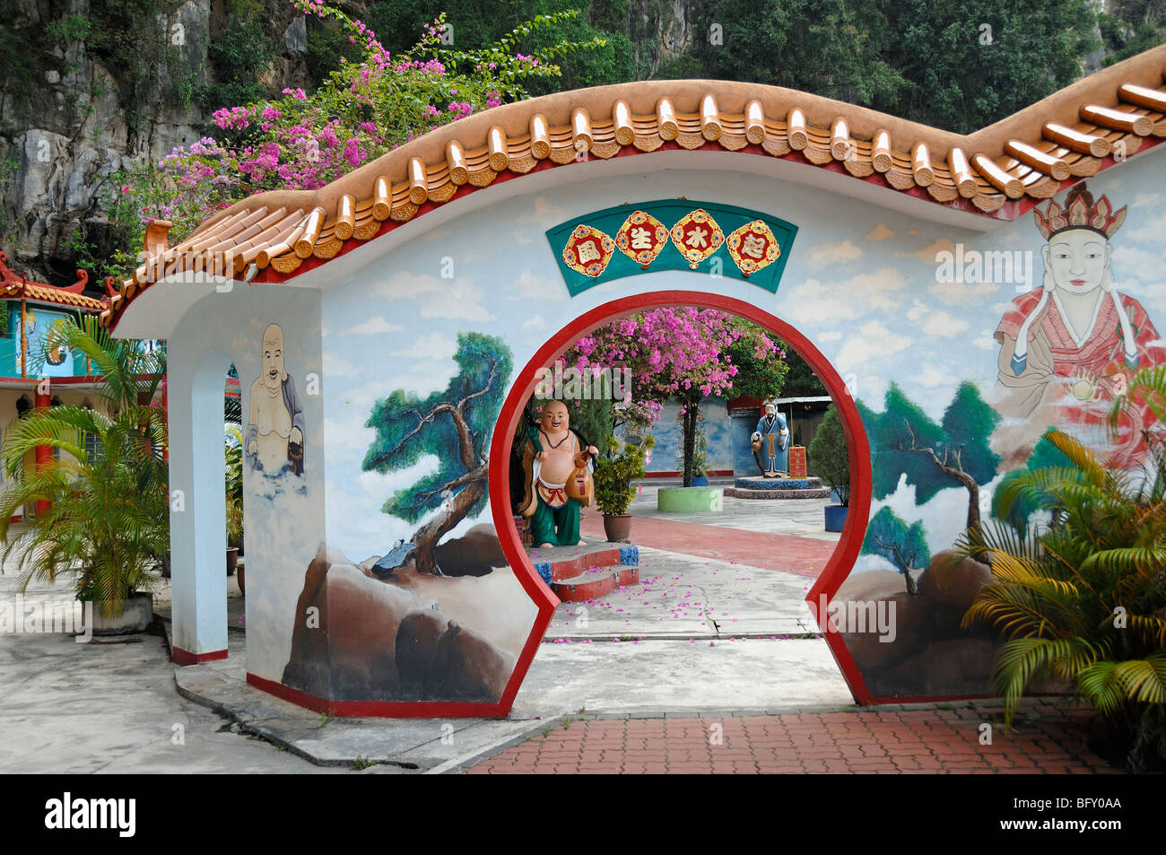 Porte de la lune, porte chinoise ronde ou entrée à l'intérieur du Tao chinois Ling Sen Tong ou Temple de la grotte taoïste et jardins chinois, Ipoh, Perak, Malaisie Banque D'Images