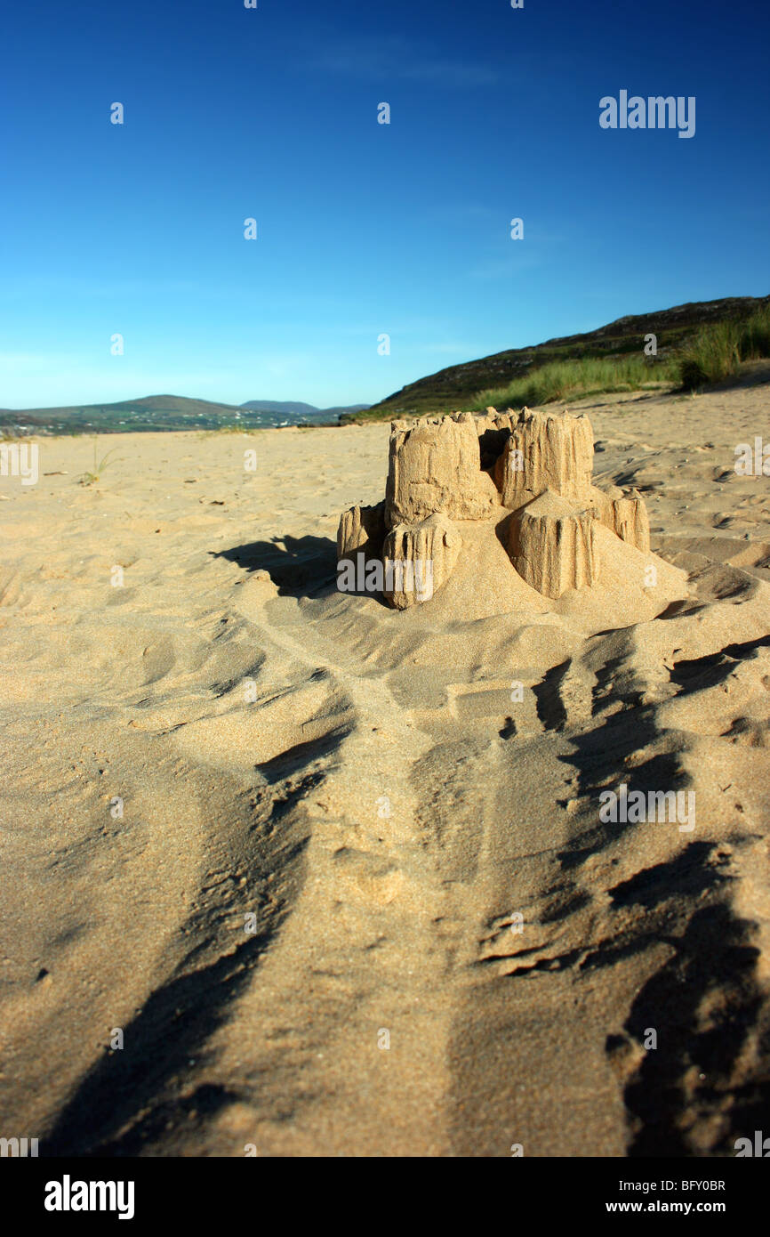Château de sable sur Stocker Strand, comté de Donegal, Irlande Banque D'Images