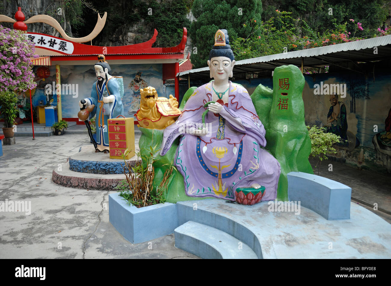 Sculptures chinoises ou de statues dont l'entremetteur céleste à Ling Tong Sen Chinese Cave Temple, Ipoh, Perak, Malaisie Banque D'Images