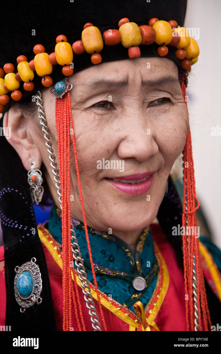 L'amour de don les Mongols couvert de leurs groupes ethniques traditionnels  Asie Mongolie Oulan-bator Photo Stock - Alamy