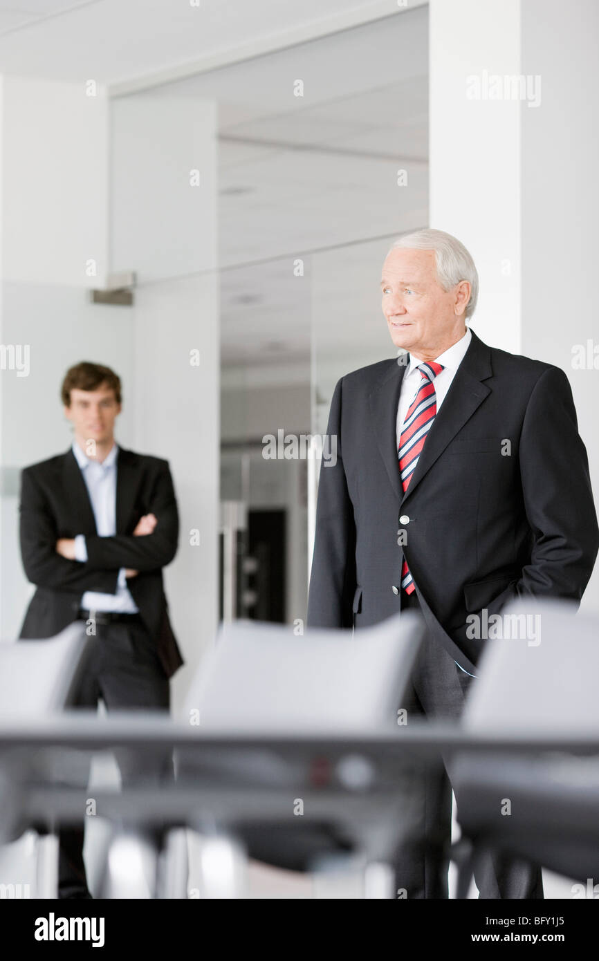 Deux hommes d'affaires dans la salle de réunion Banque D'Images Deux hommes d'affaires dans la salle de réunion Banque D'Images