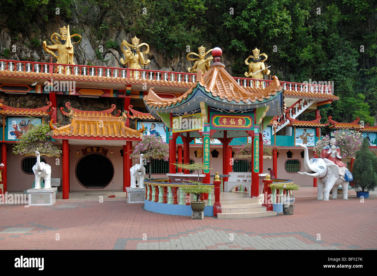 Kiosque de jardin chinois coloré à l'intérieur de la cour du Tao chinois Ling Sen Tong ou temple de grotte taoïste, Ipoh, Perak, Malaisie Banque D'Images