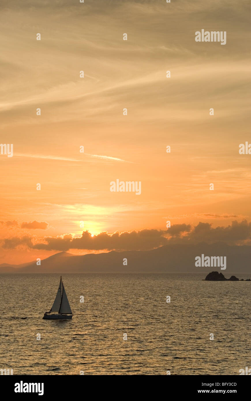 Location de bâbord amure cap au nord sur la côte turque avec le soleil sur l'île grecque de Kassos dans l'arrière-plan. Banque D'Images