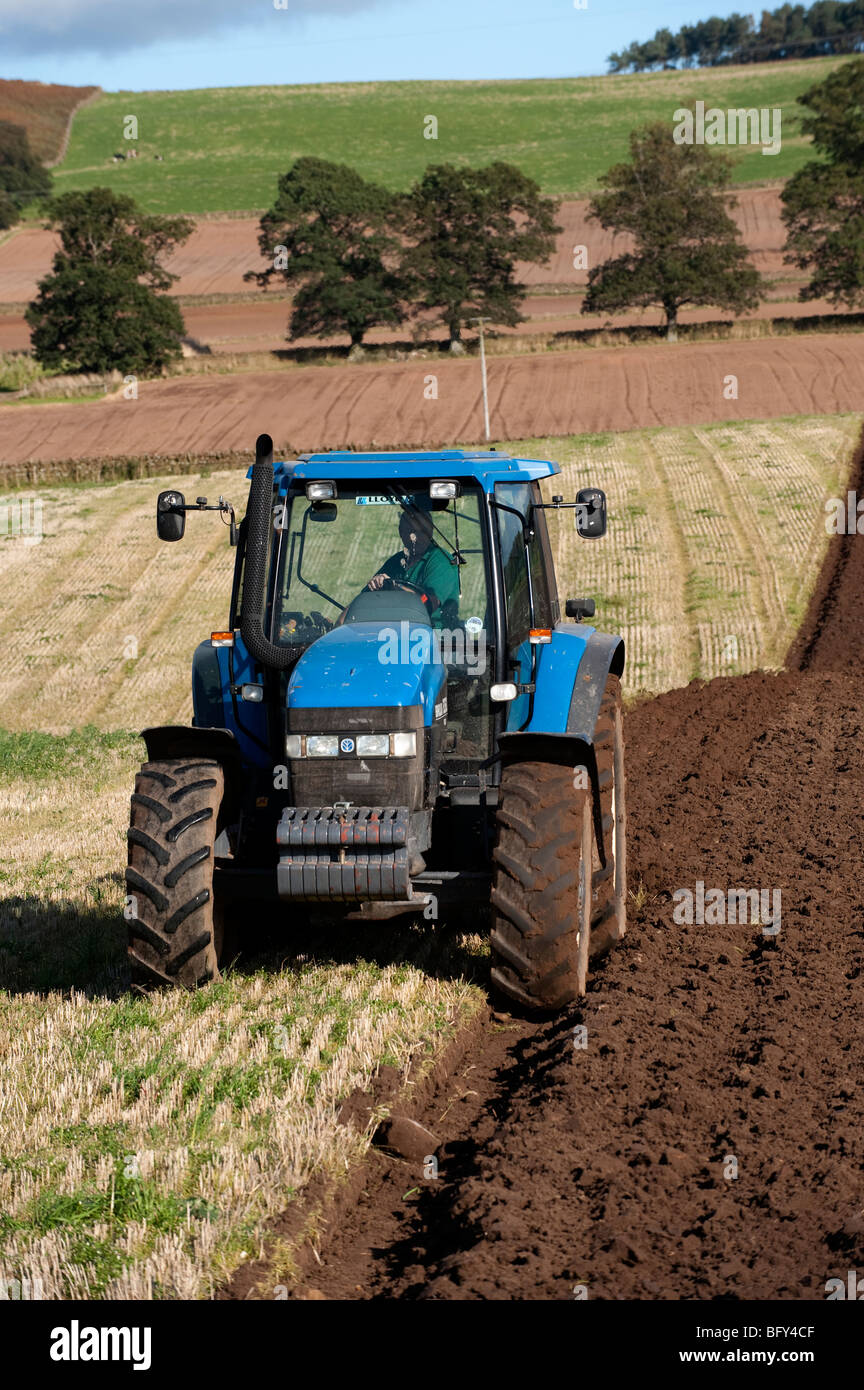 Le labour en chaume avec une charrue réversible sur une Ford New Holland 8360 Banque D'Images