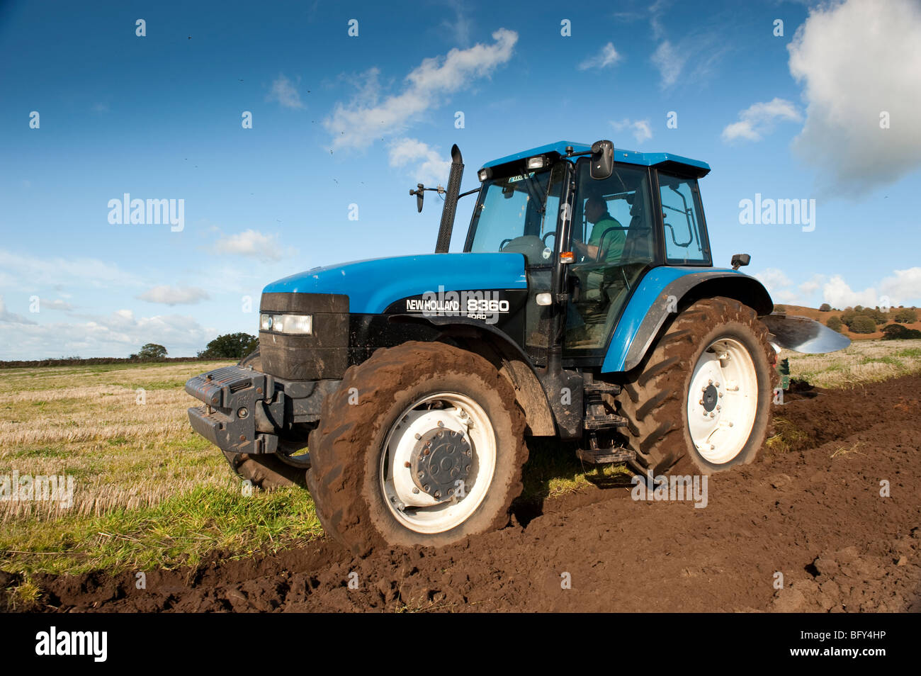 Le labour en chaume avec une charrue réversible sur une Ford New Holland 8360 Banque D'Images