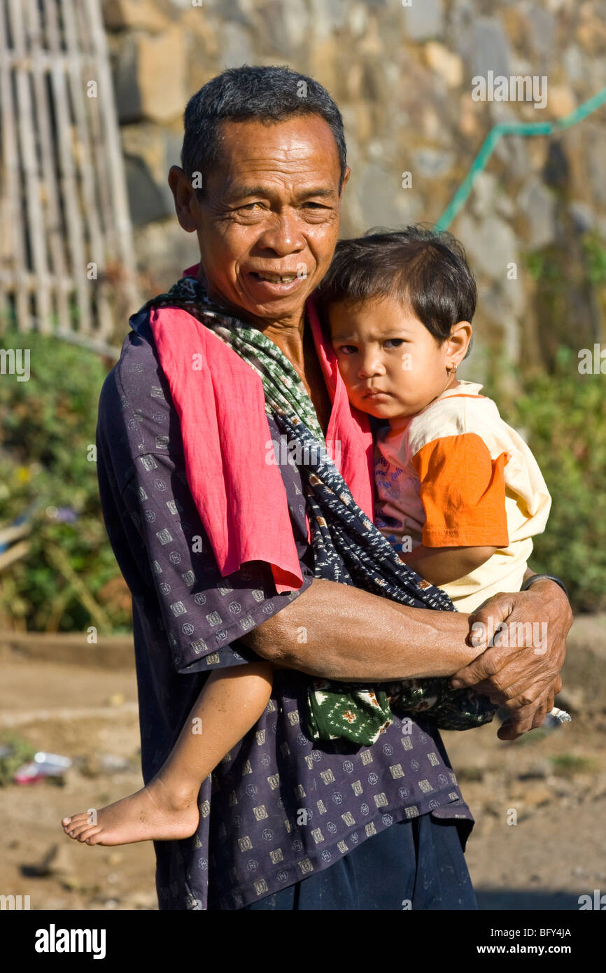 Grand-père et petit-fils de l'île Lombok en Indonésie Banque D'Images