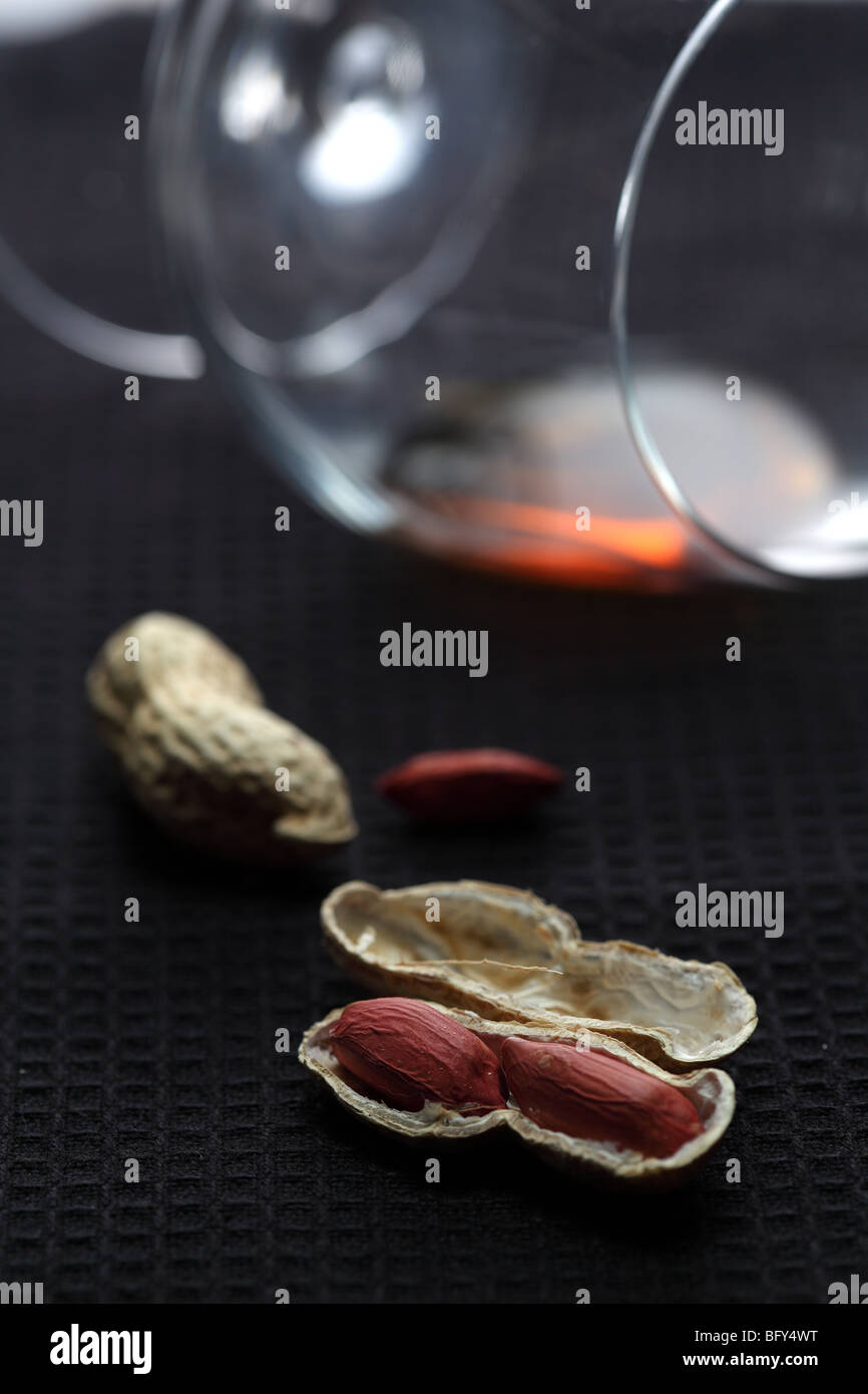 Noix décortiquées arachides singe Arachis hypogaea shell skinny rouge rôti manger boire la cuisine saine végétarienne légumes sélective soft focus Banque D'Images