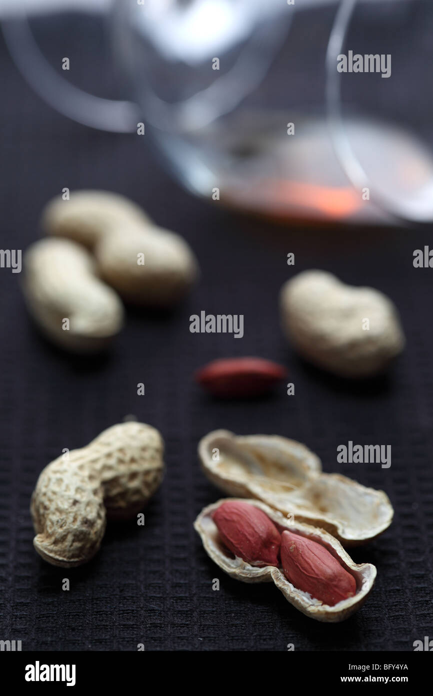 Noix décortiquées arachides singe Arachis hypogaea shell skinny rouge rôti manger boire la cuisine saine végétarienne légumes sélective soft focus Banque D'Images