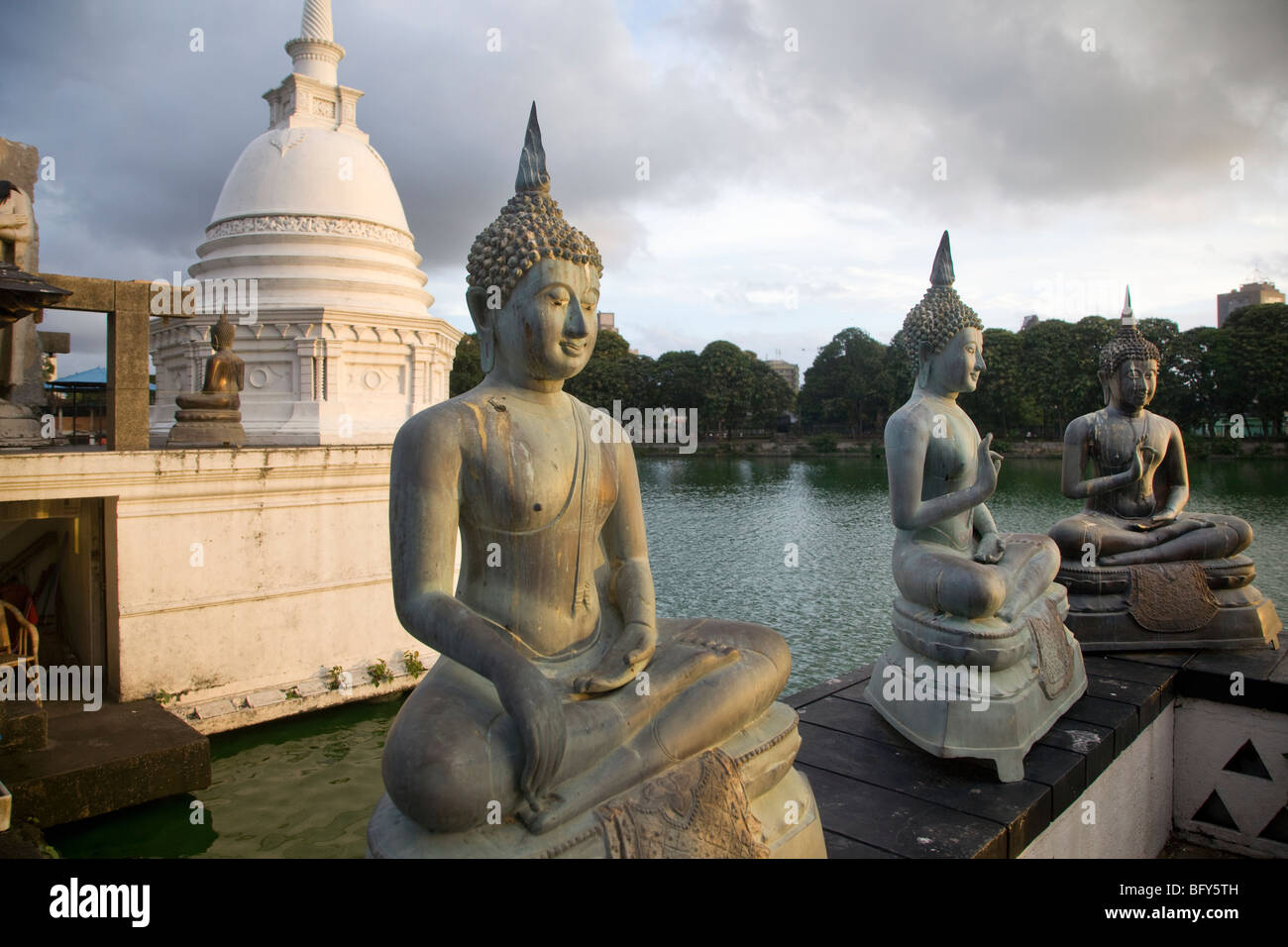 Le temple moderne Seema Malaka, Colombo, Sri Lanka, temple. Il flotte sur le lac Beira de Colombo. Banque D'Images