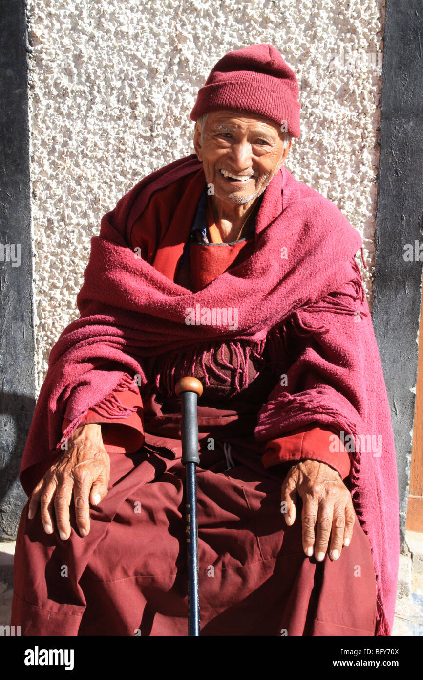 Portrait d'un moine bouddhiste de la secte est le bonnet rouge portant un bonnet  rouge spécifique Stupa Bodhnath Népal Katmandou Photo Stock - Alamy