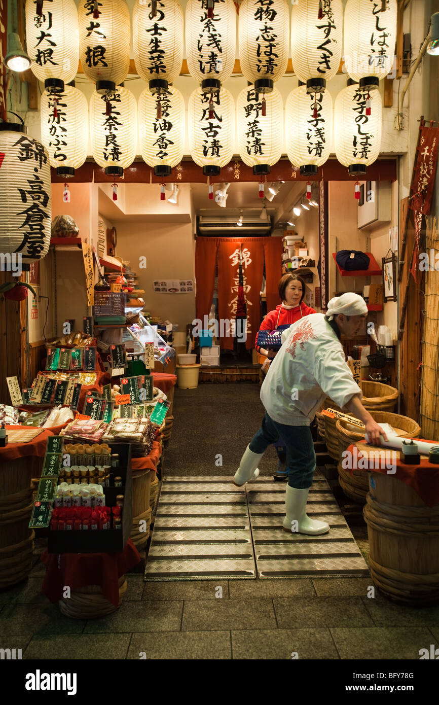 Marché Nishiki est une étroite rue commerçante bordée de Kyoto plus d'une centaine de boutiques. Banque D'Images