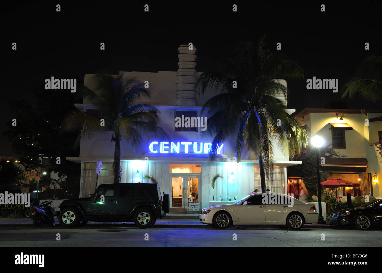 Cet hôtel art déco est éclairée la nuit. Ocean Drive, Miami South Beach, Florida Banque D'Images