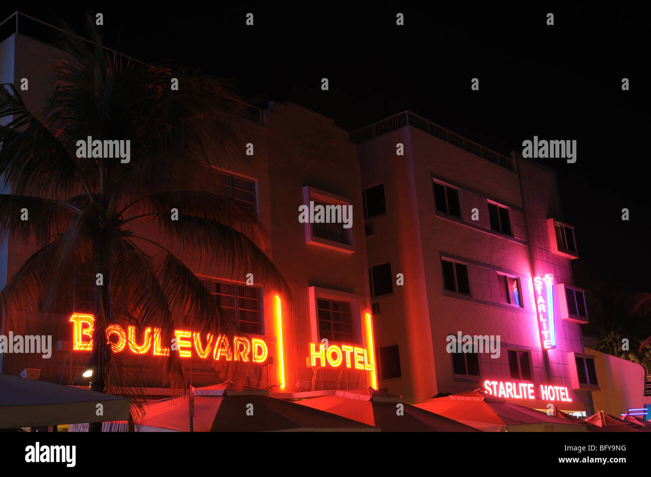 Miami Art Deco District Hôtels éclairés la nuit. Banque D'Images