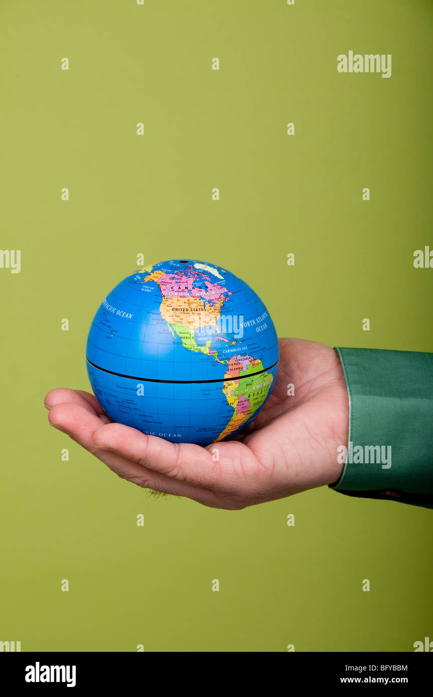 Close up of man holding globe petit Banque D'Images