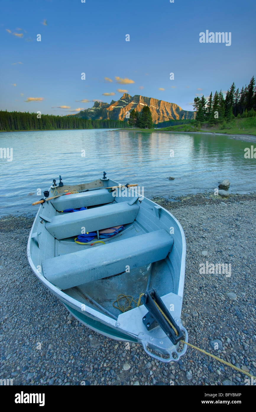 Barque et deux Jack Lake, Banff National Park, Alberta, Canada Banque D'Images