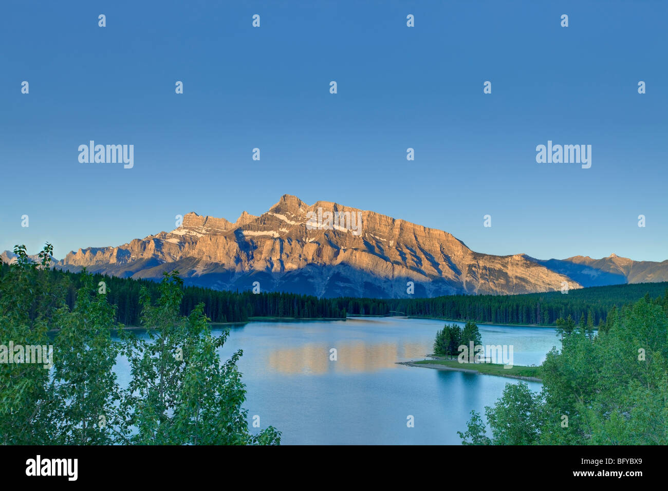 Deux Jack et Mt. Rundle au lever du soleil, le parc national Banff, Alberta, Canada Banque D'Images